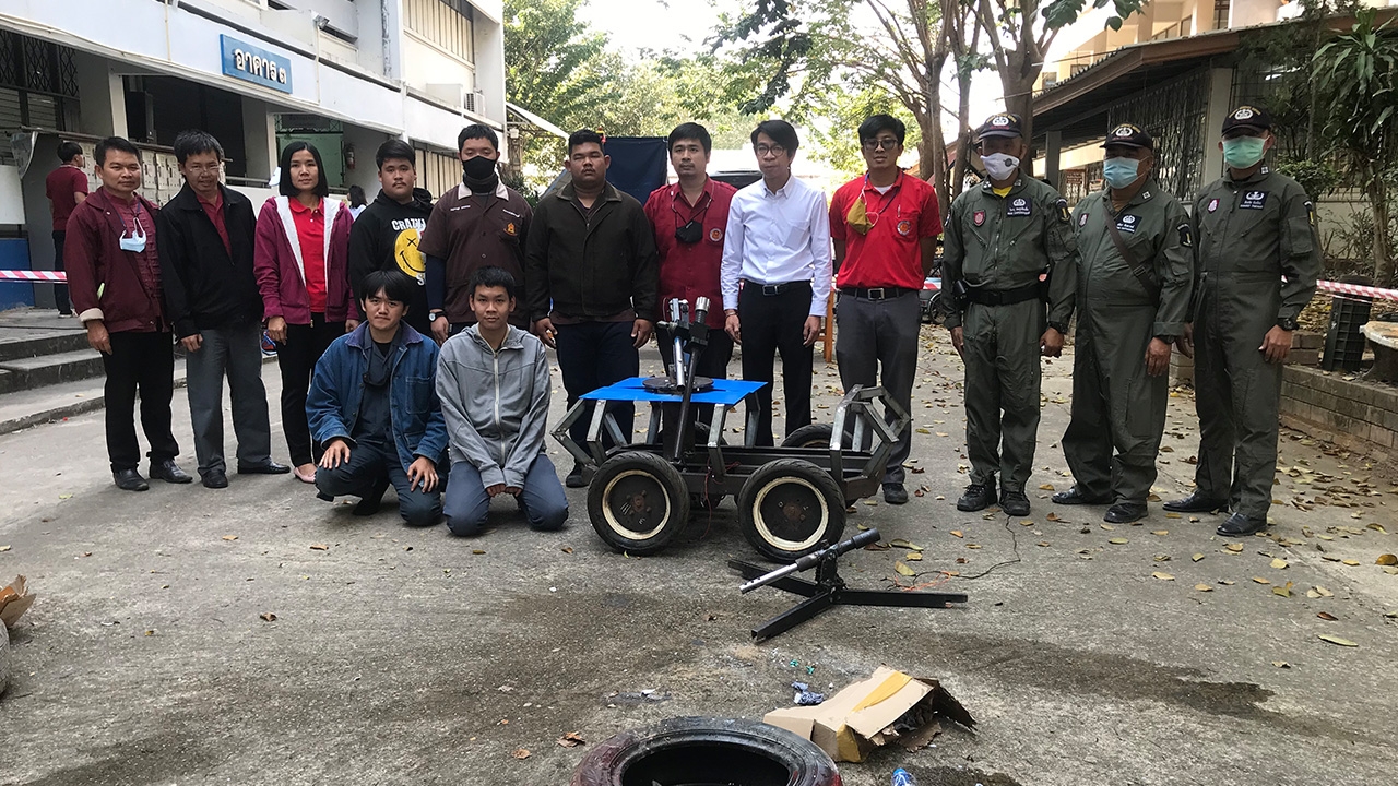 เทคนิคแพร่สุดเจ๋ง ประดิษฐ์หุ่นยนต์เก็บกู้ระเบิด หวังมอบให้อีโอดีแพร่ใช้