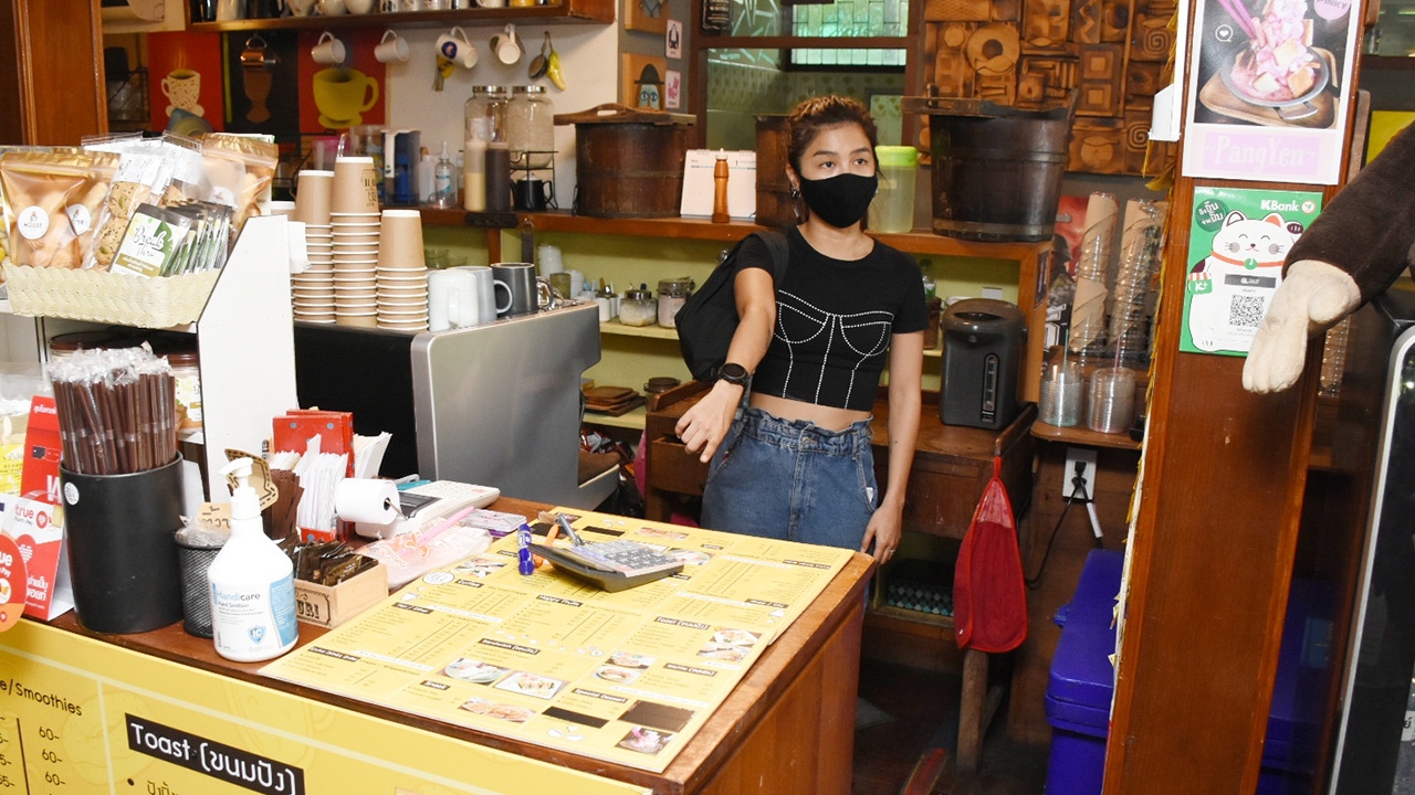 ตีนแมวบุกทุบกระจกร้านกาแฟ "กิ่ง the star 5" ลักโหลเงินทอนไป 2,500 บาท