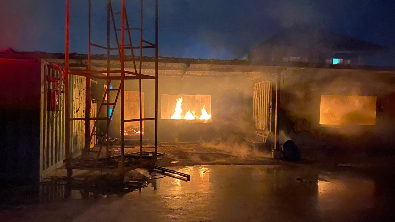 ระทึก เพลิงไหม้ออฟฟิศตู้คอนเทนเนอร์ ใกล้สุวรรณภูมิ ผลาญวอด 3 หลัง