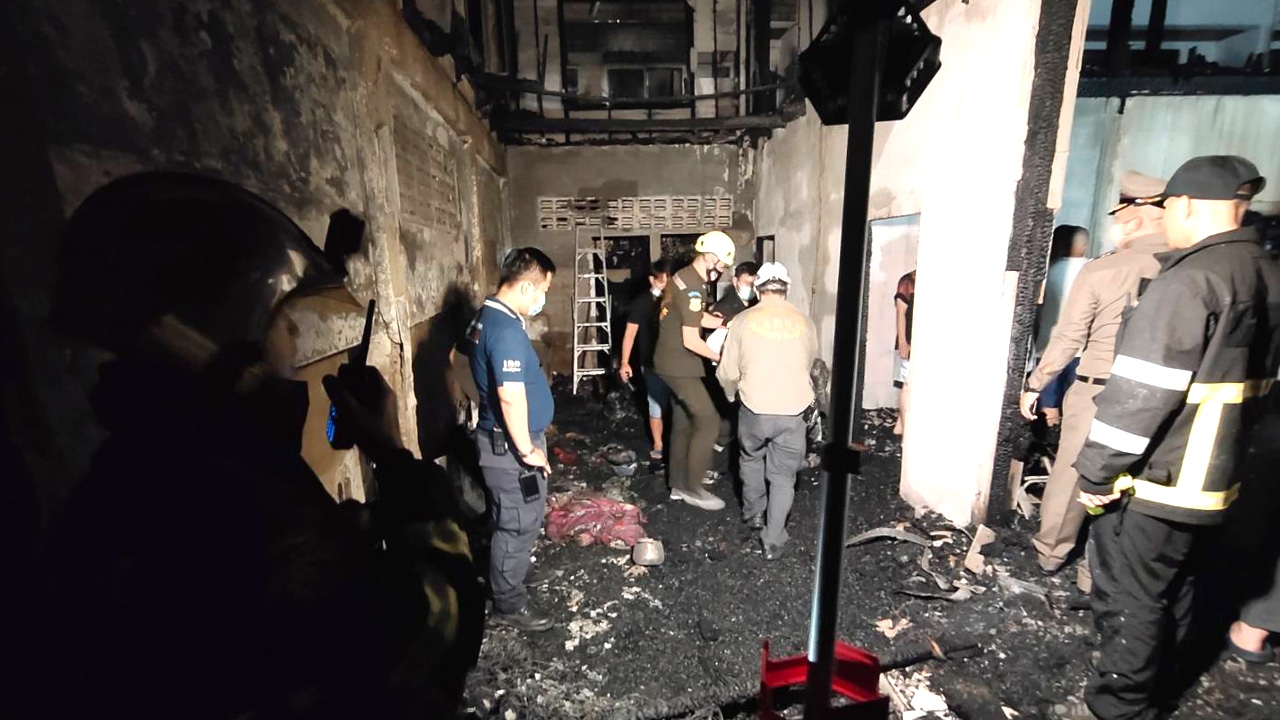 ไฟไหม้บ้านวอด คลอกเจ็บ 4 ราย สลด ด.ญ.4 เดือนอยู่ชั้น 2 ถูกย่างสดดับ