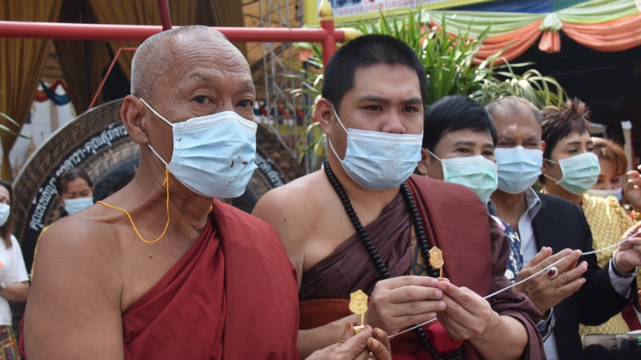 คอหวยร่วมทำบุญวันเกิด "หลวงพ่อแป๊ะ" ไม่พลาดเหมาเลขเด็ดอายุ เกลี้ยงทุกแผง