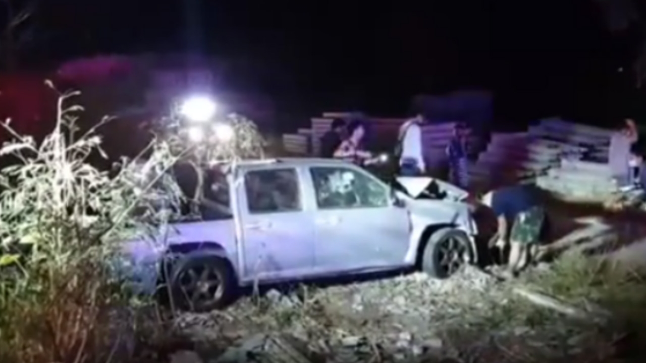 ช่างแต่งซิ่ง ขับปิกอัพตกข้างทางชนเสาปูน ตายพร้อมลูก 2 ศพ เมียสาหัส