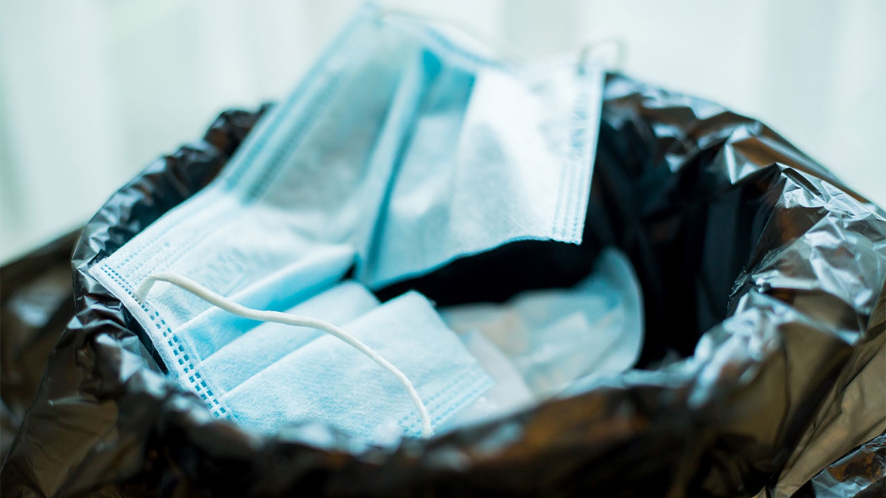 ทิ้งหน้ากากอนามัยที่ใช้แล้ว ใส่ถังขยะสีส้ม อย่าปะปน