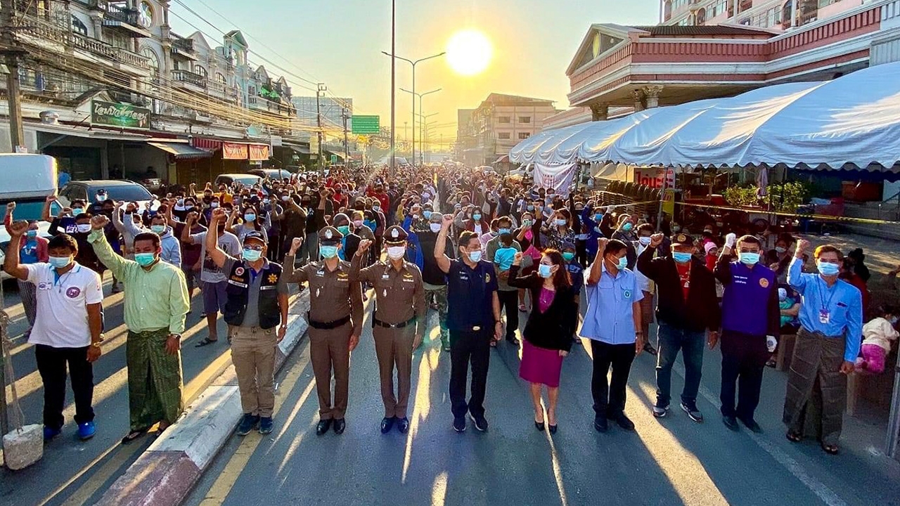 ปลดล็อกคอนโดสีชมพูบางใหญ่ หลังครบ 14 วัน กักตัวราว 500 ชีวิตสกัดโควิด-19