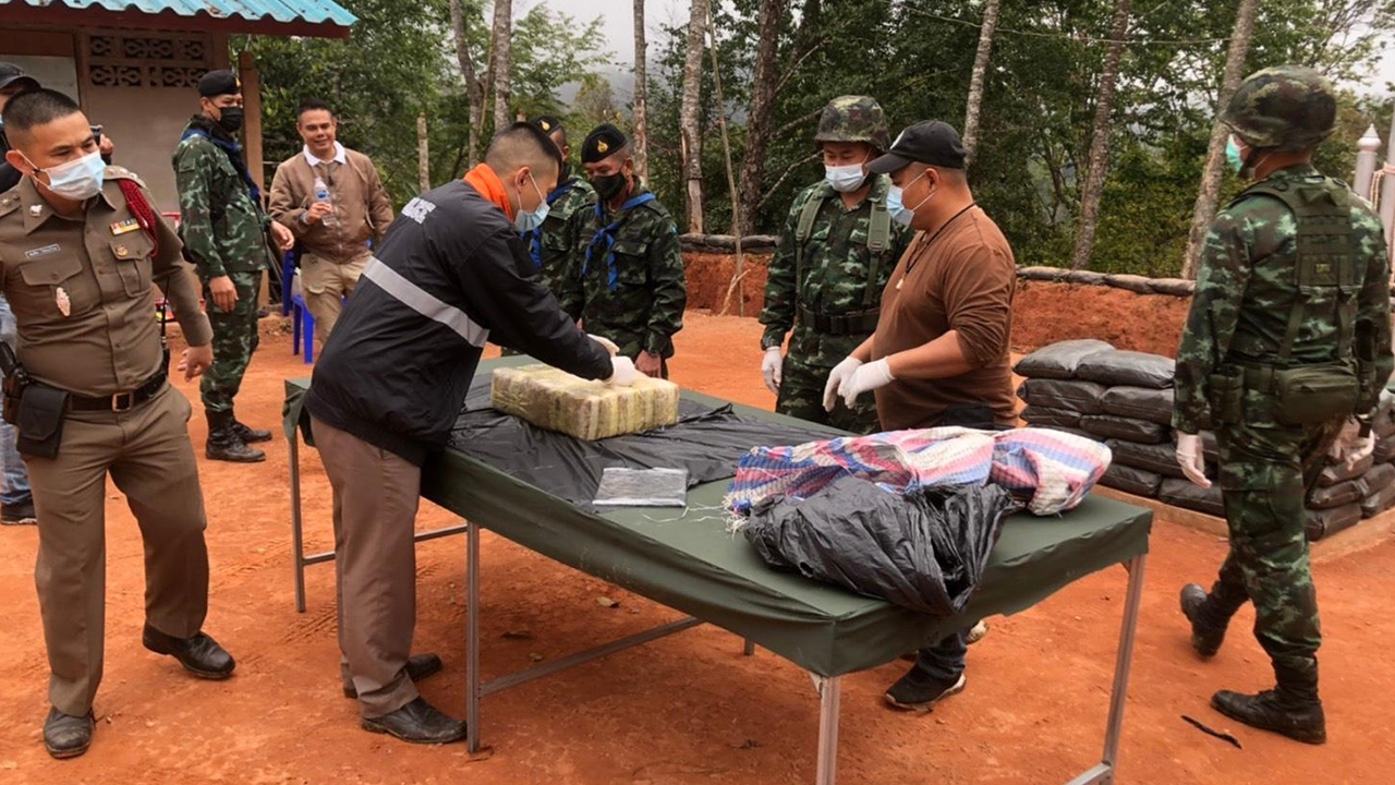 แก๊งยาเหิม ลอบช่วงโควิดฯ ยึดยาบ้ากว่าแสนเม็ด ฝิ่น 16 กก.คาชายแดนแม่อาย