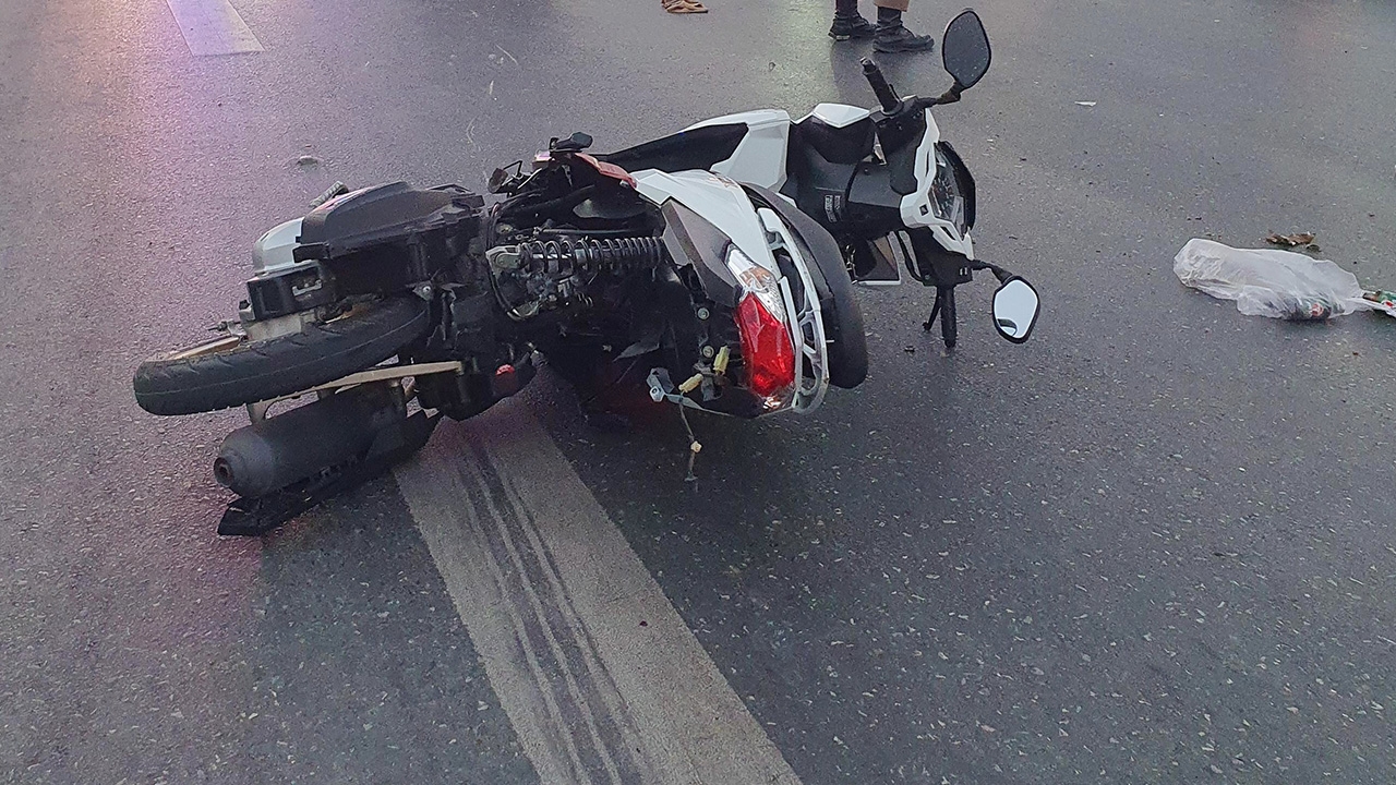 หนุ่มขี่ จยย.เสยท้ายเก๋งคว่ำ รถหลังเหยียบซ้ำ หัวแบะดับสยอง