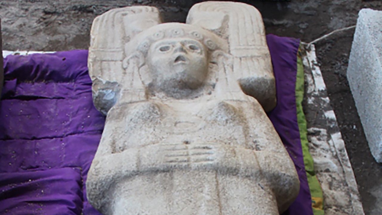 เกษตรกรเม็กซิกัน พบรูปปั้นหายากในไร่ส้ม