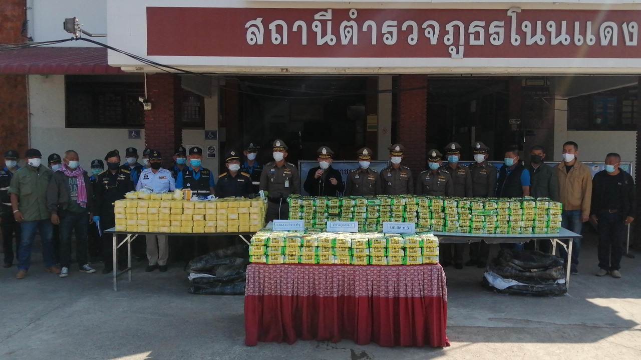 แก๊งยาปะทะ ตร.จนมุมที่โนนแดงจับได้ 2 ราย ยึดยาบ้า 2 ล้าน ยาไอซ์ 438 กก.