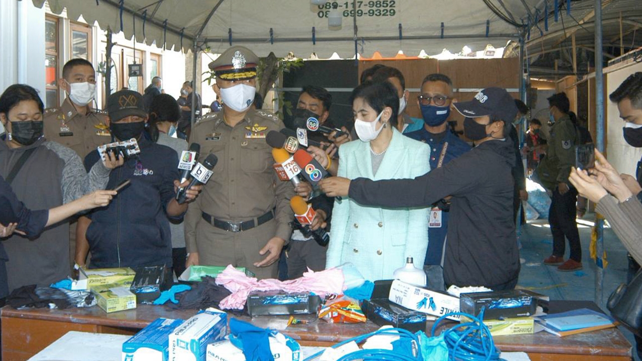 ปคบ.และอย.บุกบ้านหรู ทำเป็นโรงงานถุงมือยางย้อมสี เป็นถุงมือทางการแพทย์