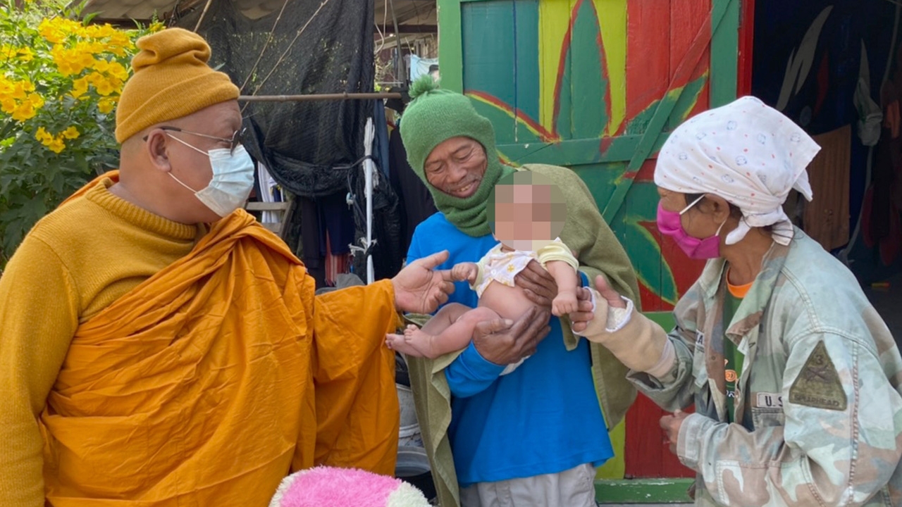 หลวงพ่อไปช่วยทารก พ่อถูกจับแม่ทิ้งหนีไป อยู่กับปู่ย่ามอบสิ่งของต่อชีวิต