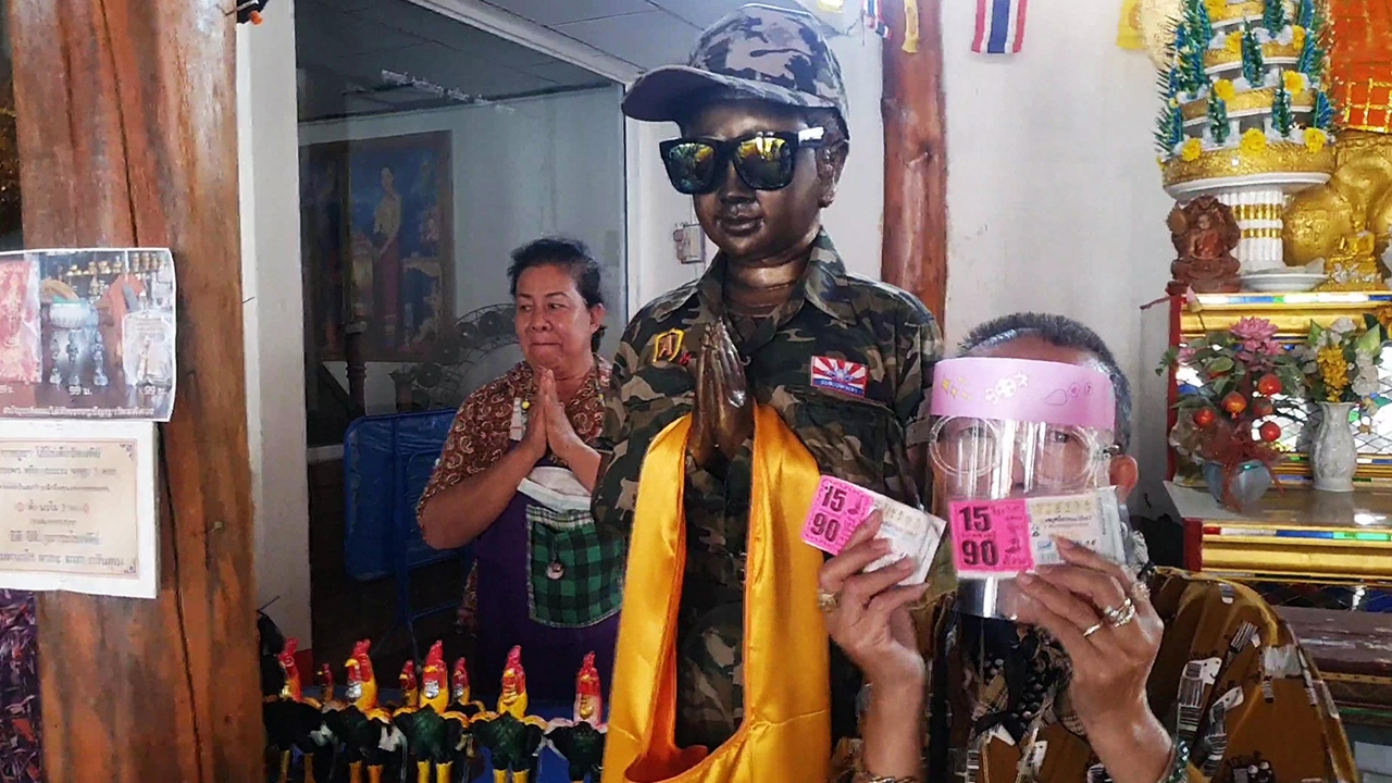 คอหวยยิ้มกริ่ม ขอโชค "ไอ้ไข่" วัดแม่นาเรือ ได้เลขเด็ด ธูป-หางประทัดสมใจ