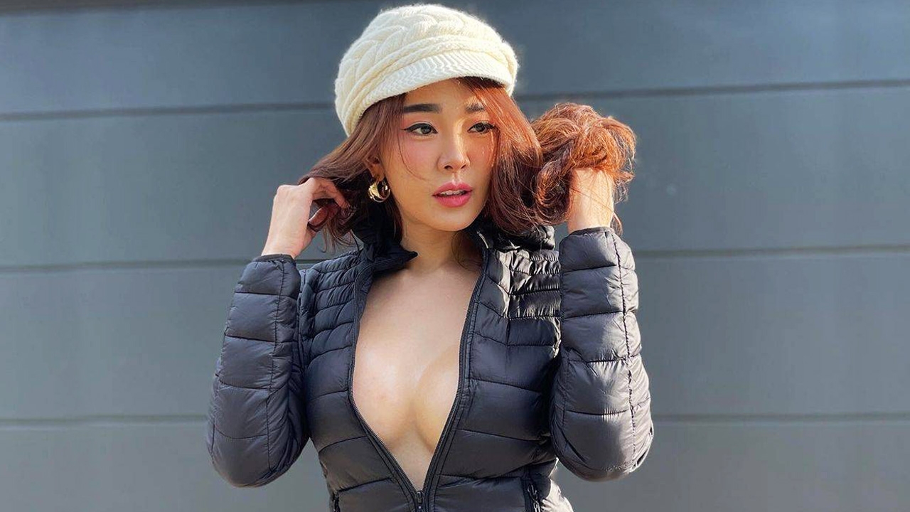 หญิงแย้ โชว์แฟชั่นท้าหนาว ใส่เสื้อขนเป็ดแหวกอก-บิกินีสวยเซ็กซี่ (คลิป)