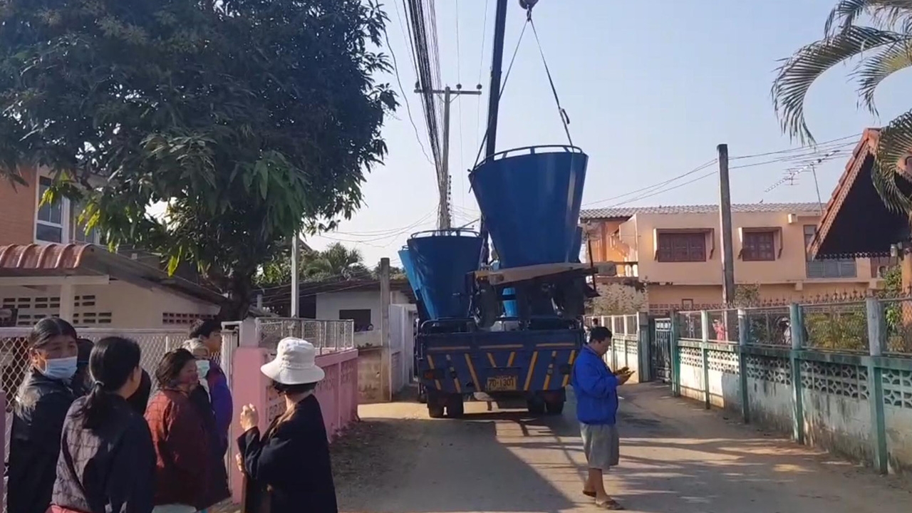 หนุ่มใหญ่บังคับเครนโดนเสาไฟฟ้าแรงสูงช็อตดับคาที่ คนช่วยโดนดูดบาดเจ็บตาม