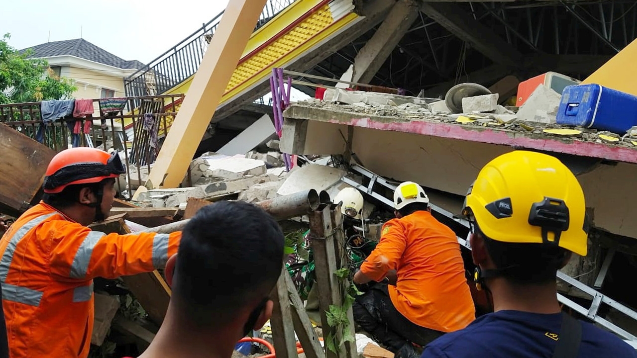 อินโดฯระทึก เตือนระวังอาฟเตอร์ช็อกเขย่าซ้ำ สึนามิ หลังแผ่นดินไหวตายอื้อ