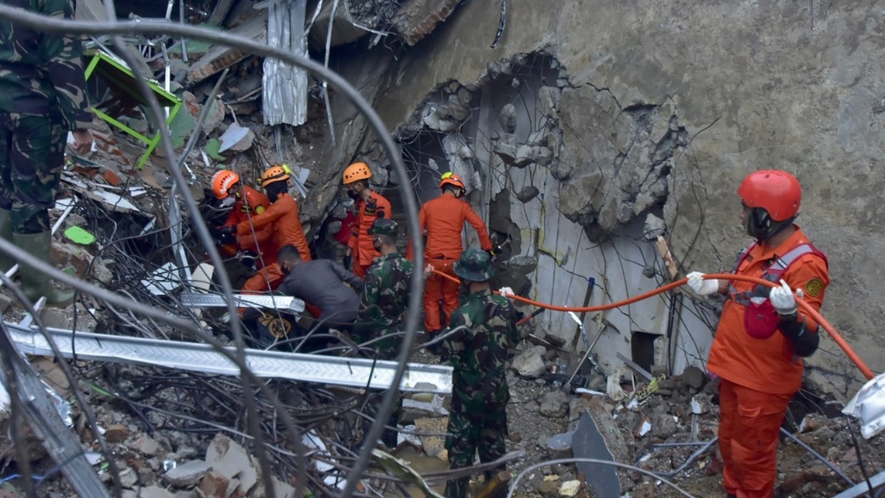 อาฟเตอร์ช็อกเขย่าซ้ำอินโดฯ ขณะที่กู้ภัยเร่งค้นหาผู้รอดชีวิต