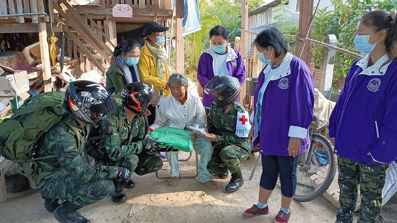 มทบ.38 จัดชุดปฏิบัติการ Army Delivery มอบผ้าห่มกันหนาวถึงที่พัก