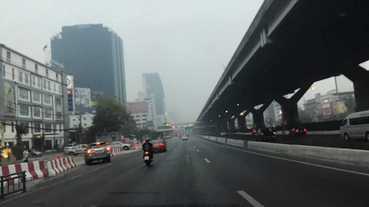 ฝุ่น PM 2.5 กทม.วิกฤติ พุ่งเกินถึงระดับอันตรายสีม่วง มองไปเหมือนหมอก