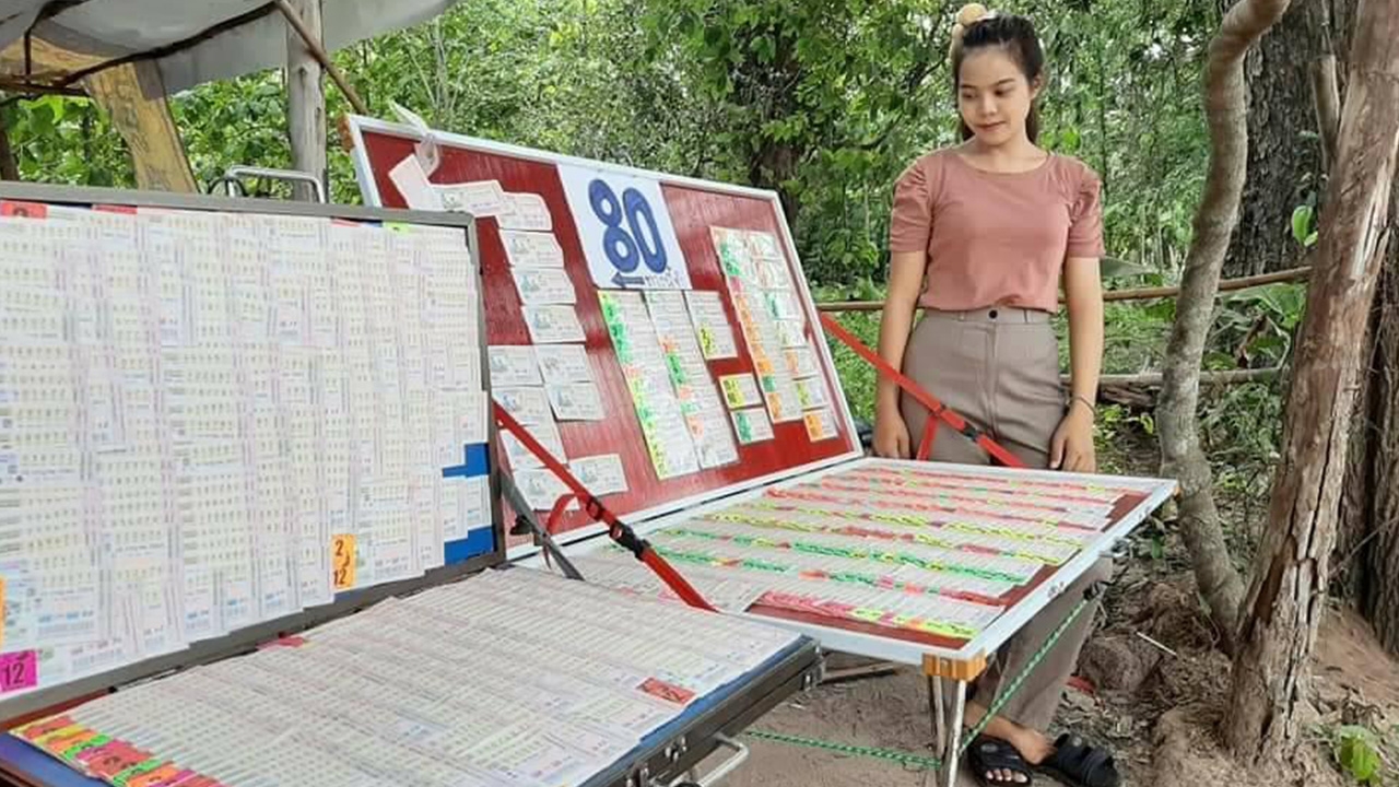 พิษโควิดเต่างอยยังหงอย แม่ค้าสาวโอดลอตเตอรี่เหลือเพียบ คนระวังใช้จ่าย