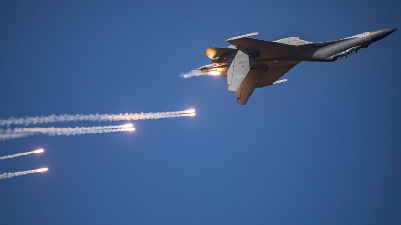 ไต้หวันระทึก จีนจัดหนัก ส่งบินทิ้งระเบิด 8 ลำ บินขับไล่อีก 4 ล้ำน่านฟ้า