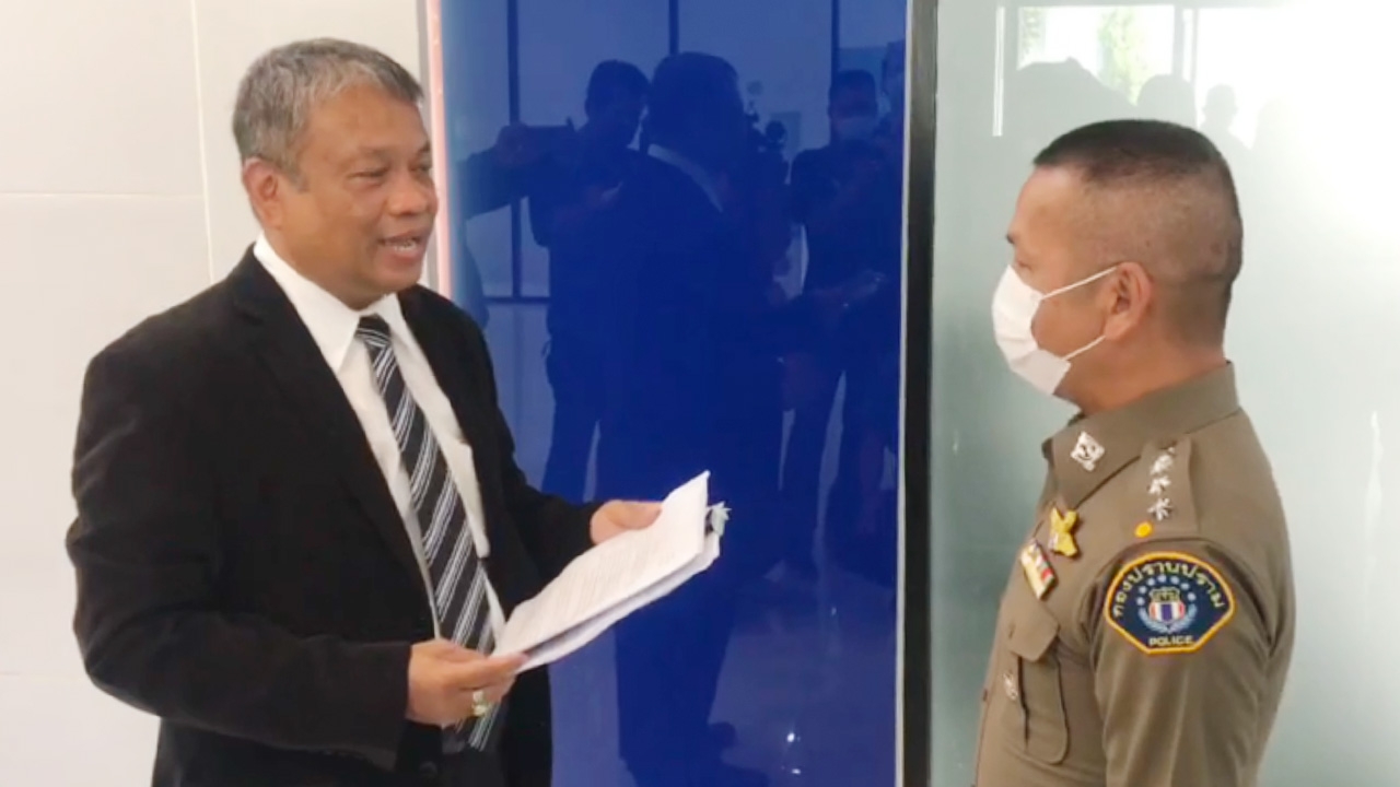 "วัชระ" บุก กองปราบ ถามคืบหน้าคดีสินบน 20 ล้าน "สกุลธร" น้อง "ธนาธร"