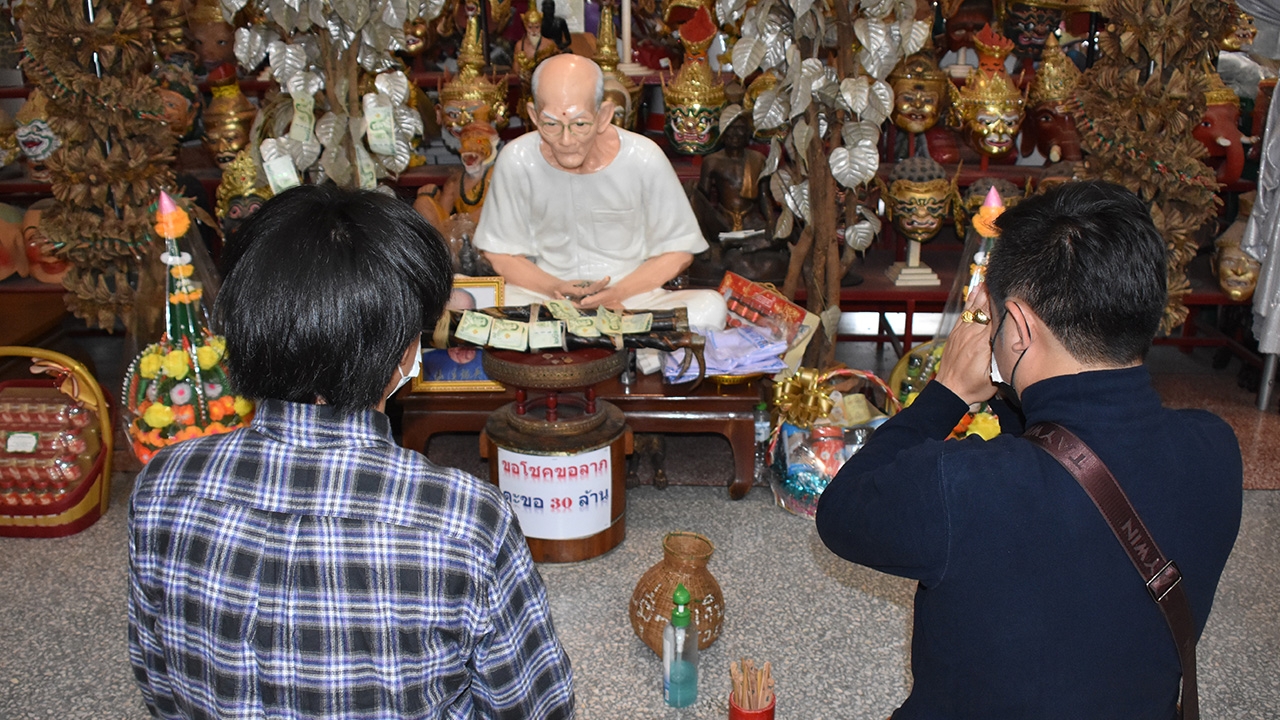คนดวงเฮงมาแก้บน "เซียนแปะโรงสี" หลังสมปรารถนา ไม่ลืม "เลขเด็ด" ลุ้นโชค
