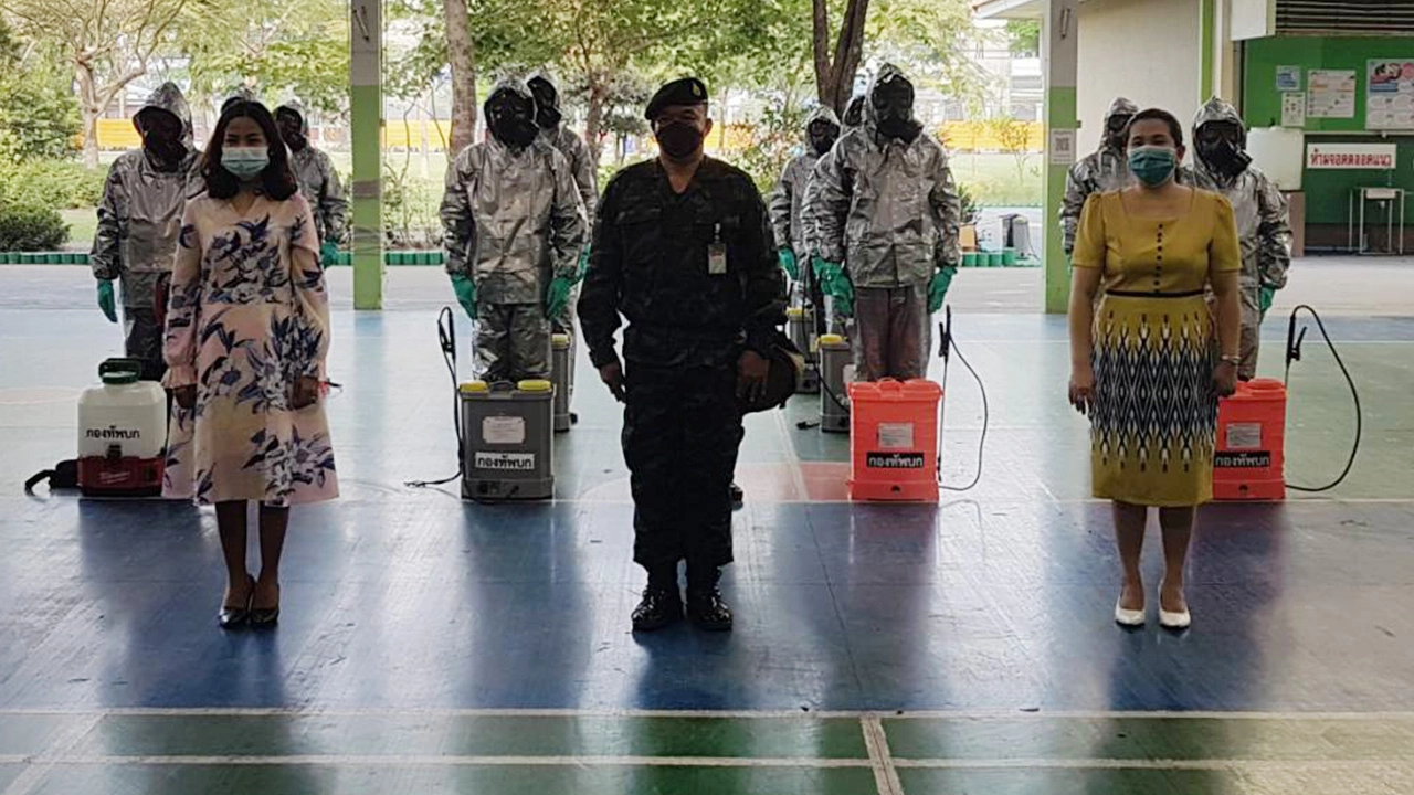 ทบ. ส่งทหารฉีดพ่นฆ่าเชื้อโควิด เขตบางเขน พร้อมรับการเปิดเรียน