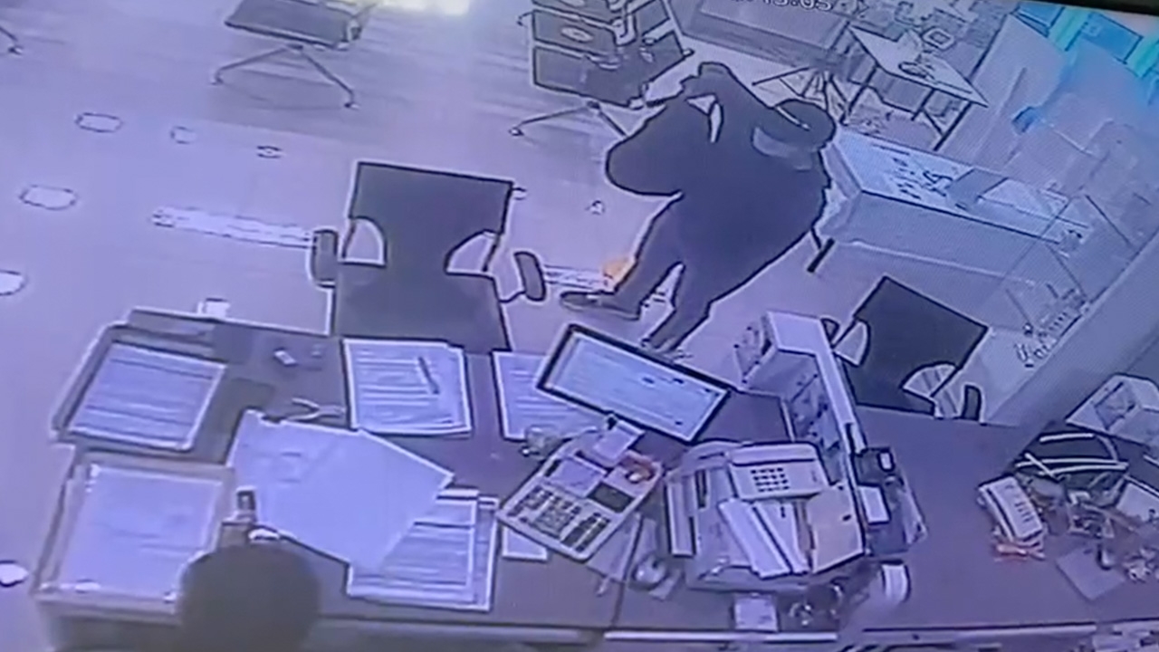 ตามล่าโจรชุดดำ จี้ชิงเงินธนาคารในห้างดังย่านบางกะปิ คว้าไปได้ 6 แสน