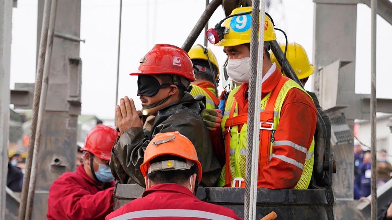 จีนช่วยคนงานเหมืองได้แล้ว 11 คน หลังติดใต้ดิน 2 สัปดาห์