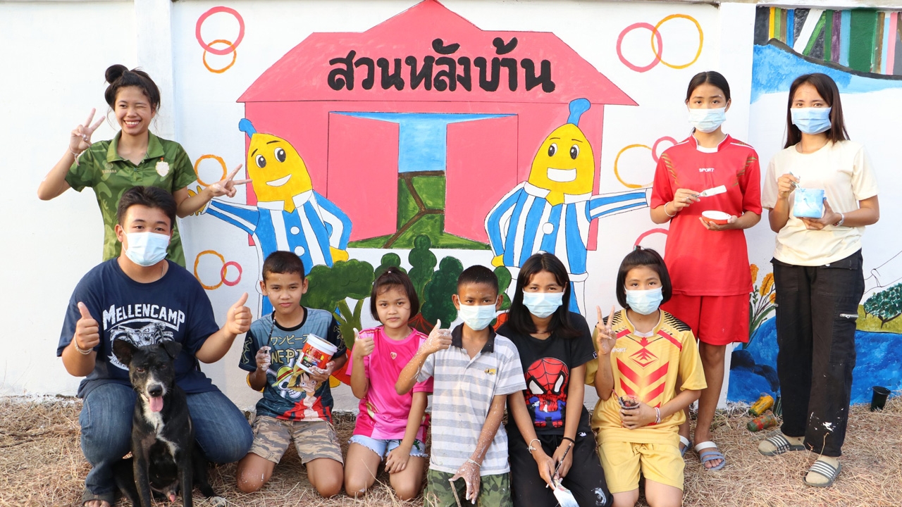 กลุ่มเยาวชนบ้านโป่ง ใช้เวลาว่าง สร้างงานศิลปะบนกำแพงศูนย์เรียนรู้ฯ