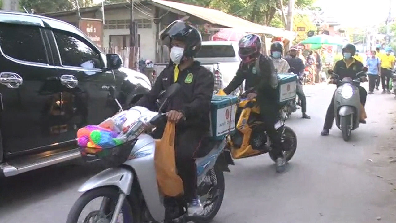 ทหารโคราชใจดี ไม่มีจัดงานวันเด็ก ก็เอาของใส่ จยย.ส่งความสุขถึงชุมชน