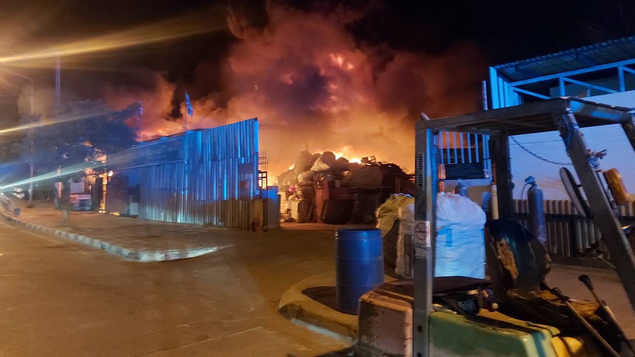 ไฟไหม้วอด โรงงานขยะรีไซเคิล ย่านบางเขน รถดับเพลิงนับ 10 สกัดกว่า ชม.