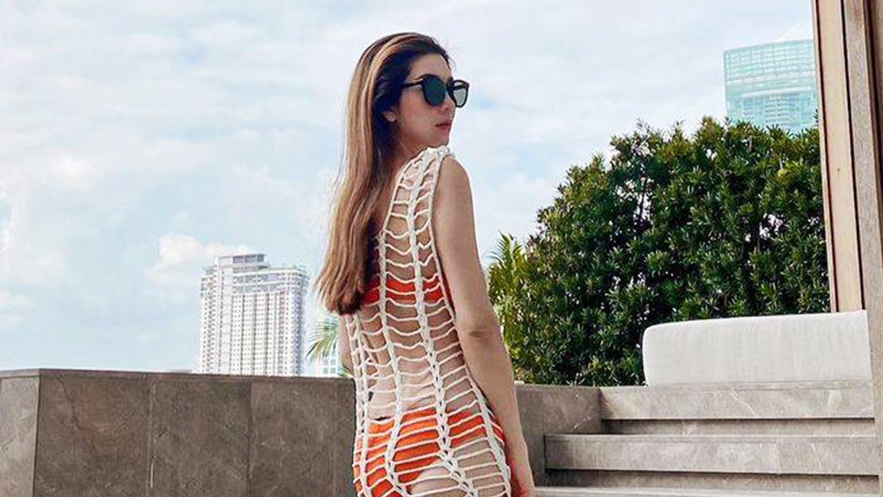 วุ้นเส้น วิริฒิพา อวดความแซ่บในชุดว่ายน้ำคลุมตาข่าย แค่เห็นหลังยังว้าว