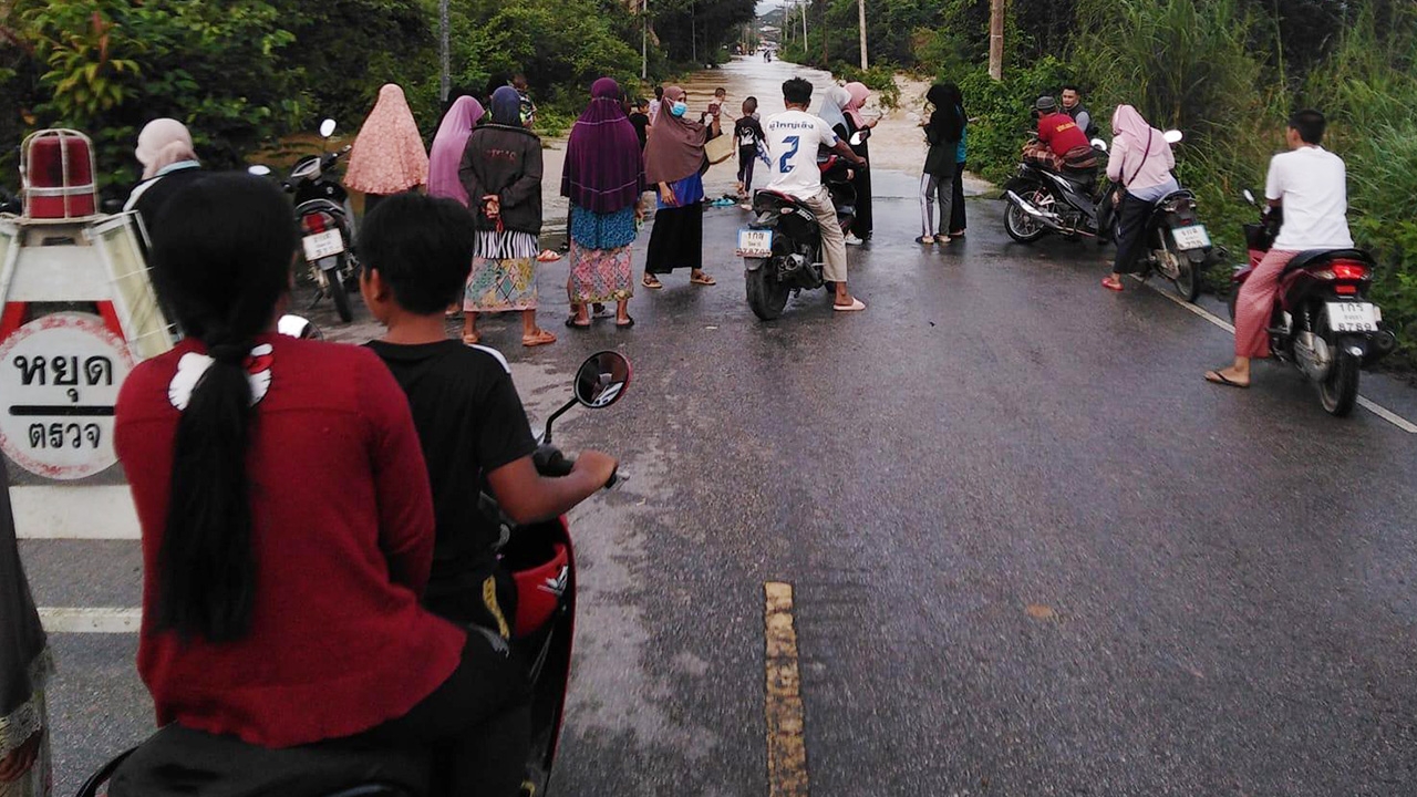 หนุ่มขี่ จยย.พาแม่ฝ่าน้ำท่วมที่เทพา เจอน้ำเชี่ยวพัดหายชาวบ้านช่วยแม่ทัน