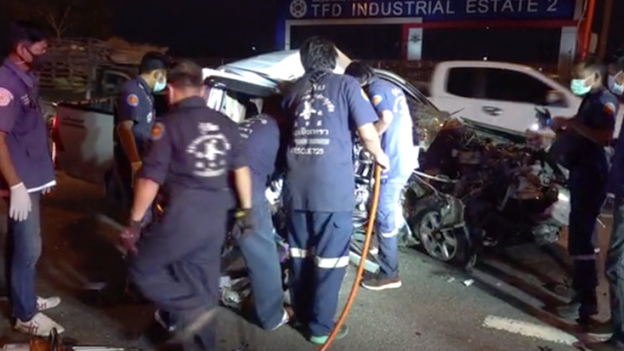 พ่อเอาชีวิตแลกให้ลูกรอด ยอมหักหลบเอาด้านคนขับชนท้ายกระบะจอดเสียดับคาที่