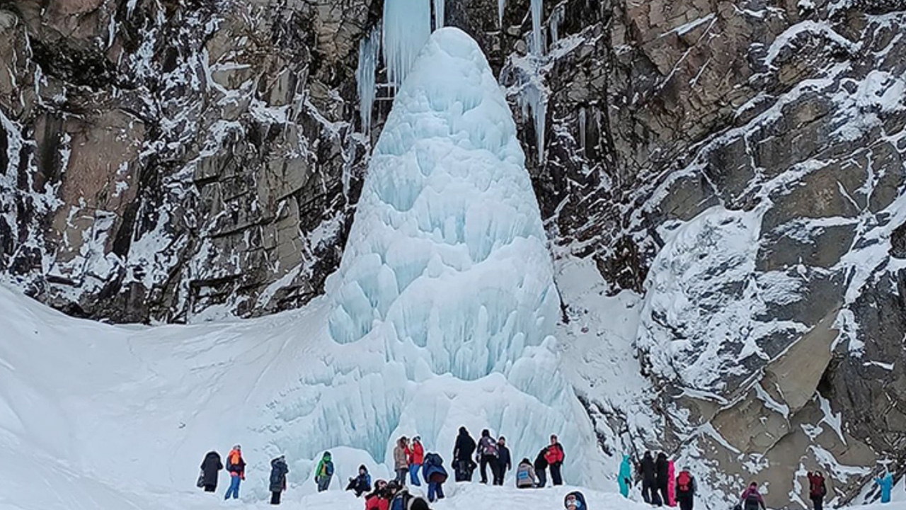 สลด น้ำตกน้ำแข็งถล่มทับนักท่องเที่ยวรัสเซียดับ 1 ศพ
