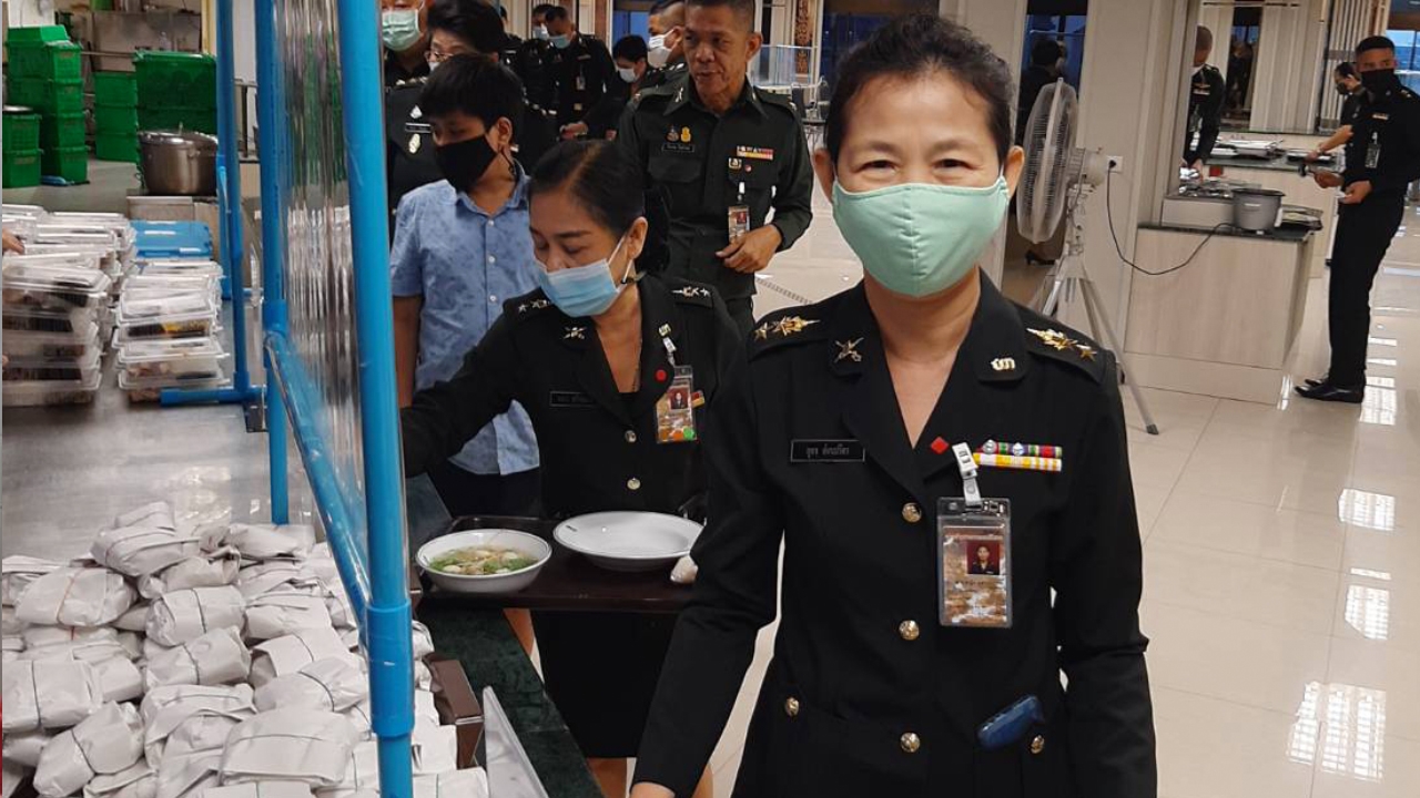 ทบ.ใจป้ำช่วยอุดหนุนร้านค้ารายย่อยรอบทัพบก หวังลดผลกระทบจากโควิด