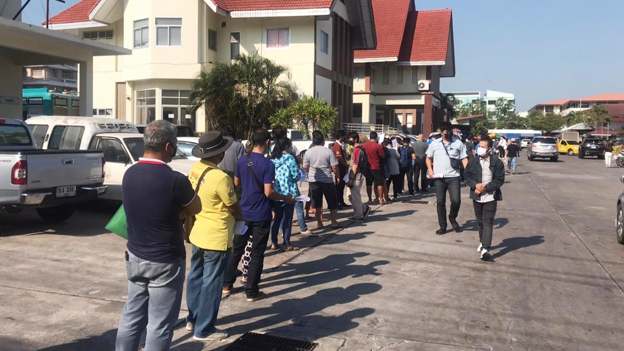 ที่ว่าการ อ.เมืองชลบุรี วันแรก คนมารอขอหนังสืออนุญาตเดินทางกว่า 300 คน