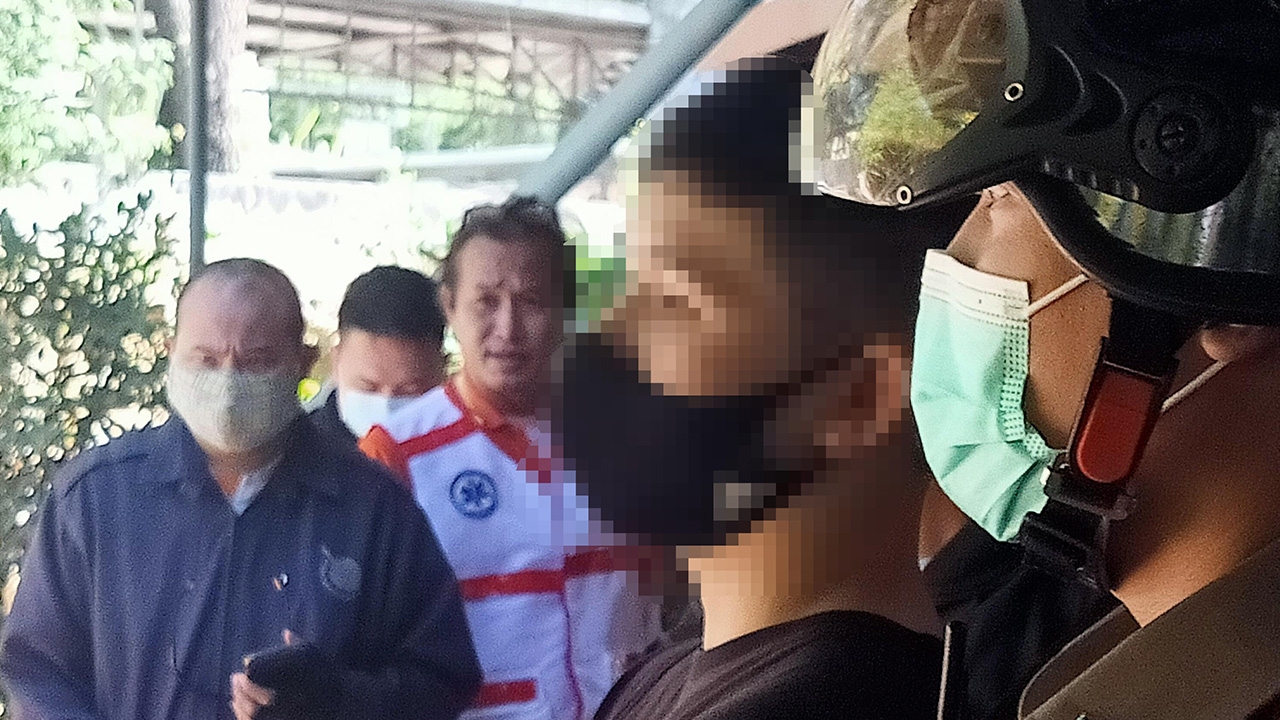 ตำรวจอุดรฯ คุมหนุ่มฆ่าปาดคอย่า ยิง ผช.พยาบาล สอบปากคำ ก่อนส่งรักษาจิตเวช