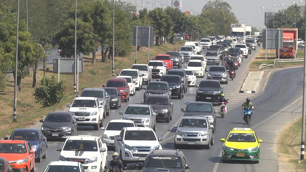 แห่กลับกรุงชุดใหญ่ "ถนนมิตรภาพ" รถติดหนึบ เปิดช่องทางพิเศษแล้ว 4 จุด