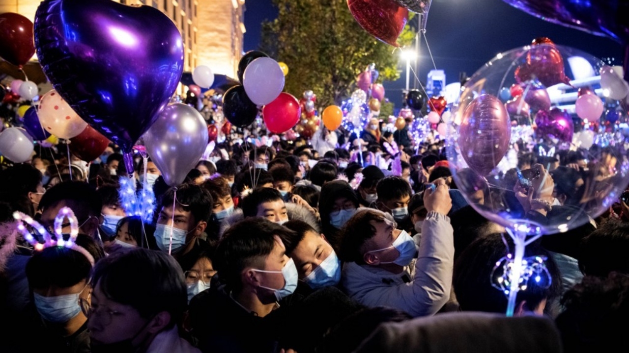 ชาวอู่ฮั่นนับพันแห่ฉลองปีใหม่ ไม่กลัวโควิด-19