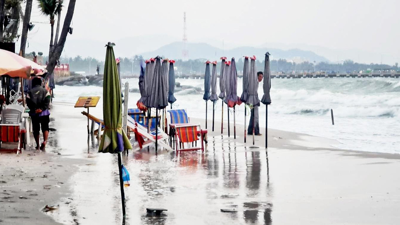 คลื่นลมแรง น้ำทะเลหนุนถึงฝั่ง "หัวหิน" ปักธงแดง ห้ามลงเล่นน้ำ