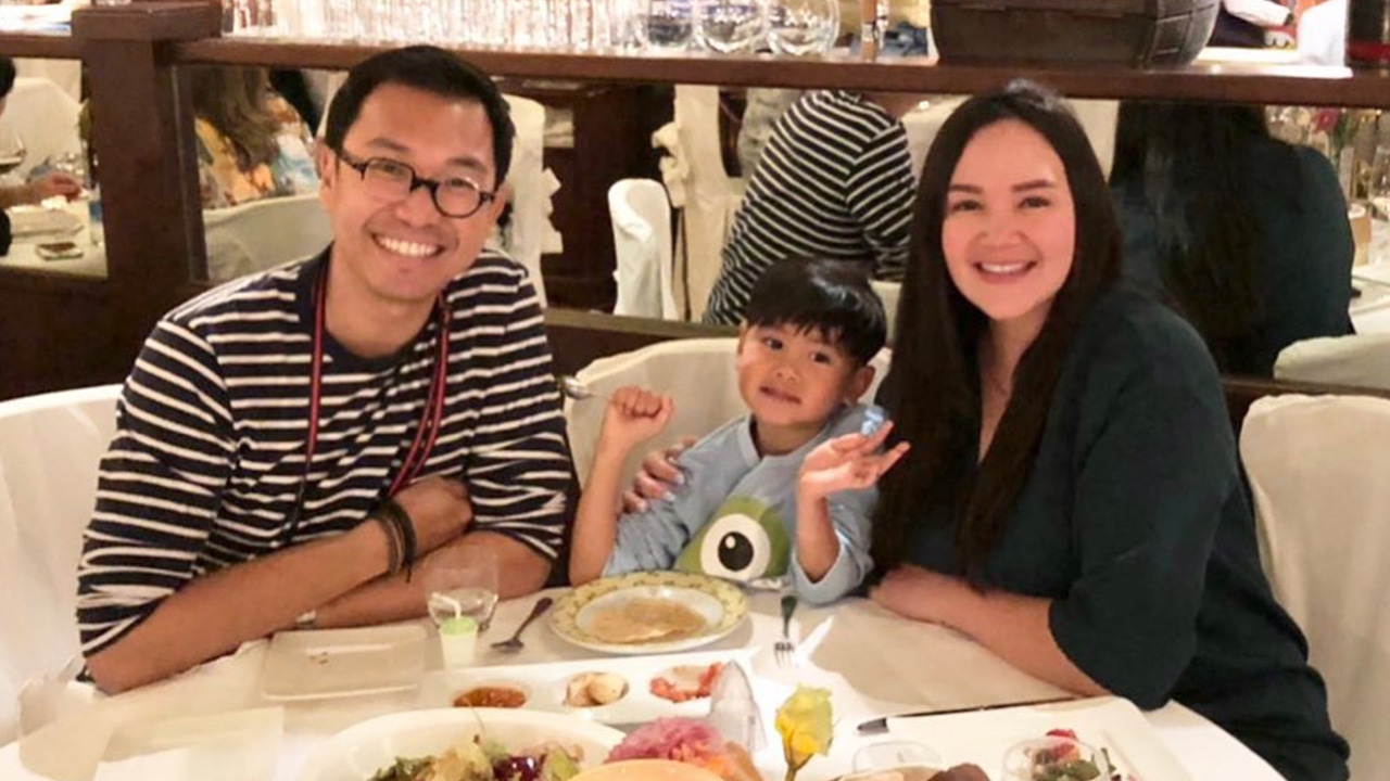 ทาทา ยัง โพสต์ภาพครอบครัวพร้อมหน้า หลังยอมรับขาเตียงหักแยกทางสามี