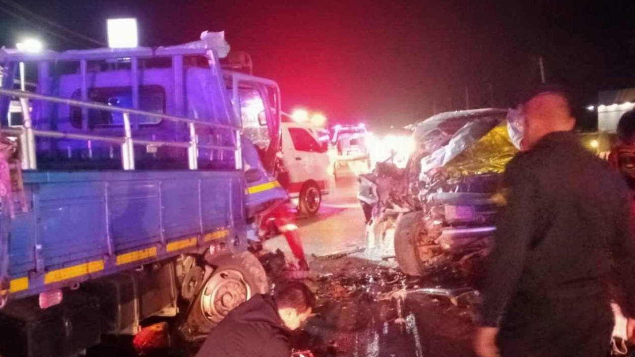 ถนนมืด ฝรั่งขับปิกอัพชนกรวย ก่อนประสานงาหกล้อ ดับคารถ