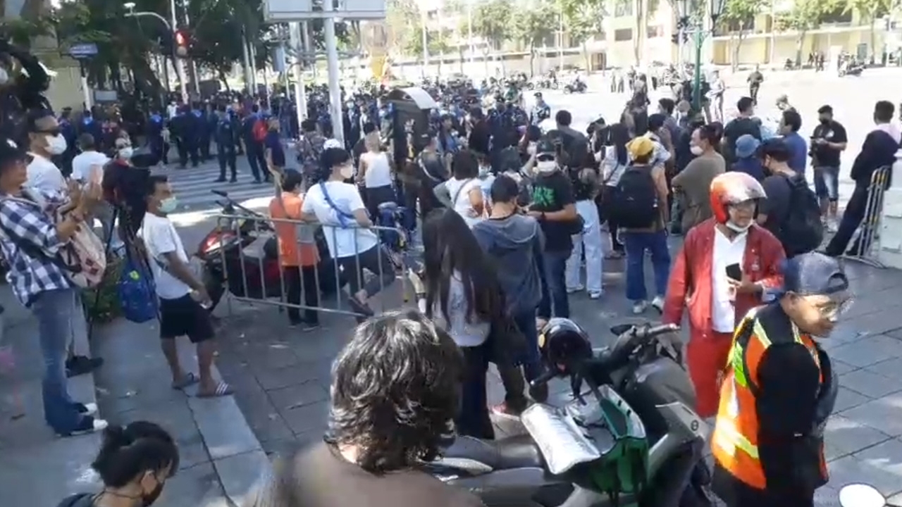 ตร.ขวางกลุ่ม วีโว่ ขายกุ้ง หน้าอนุสรณ์สถาน 14 ตุลา ก่อนให้ขายหน้ากองสลากฯ