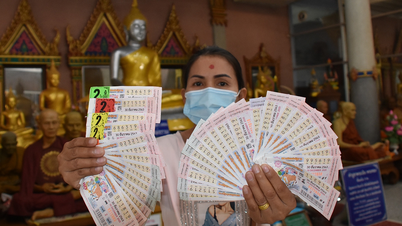 หญิงถูกหวย 60 ใบ แก้บน "วัดสว่างอารมณ์" หลังโชคดีจากเลขเด็ดโควิด-19