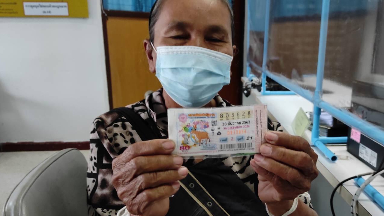 ป้าสุรินทร์สุดเฮง ให้หลานดึงหวย ถูกรางวัลที่ 1 คว้าไป 12 ล้านบาท 