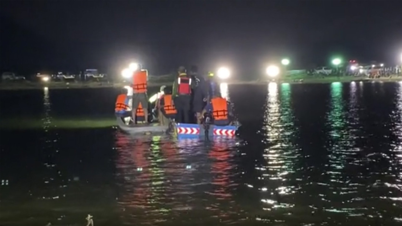 จมหาย 3 เรือล่มอ่างคลองสียัด จนท.งมเจอแล้ว 2 ศพ เหลืออีก 1 หาพรุ่งนี้ 