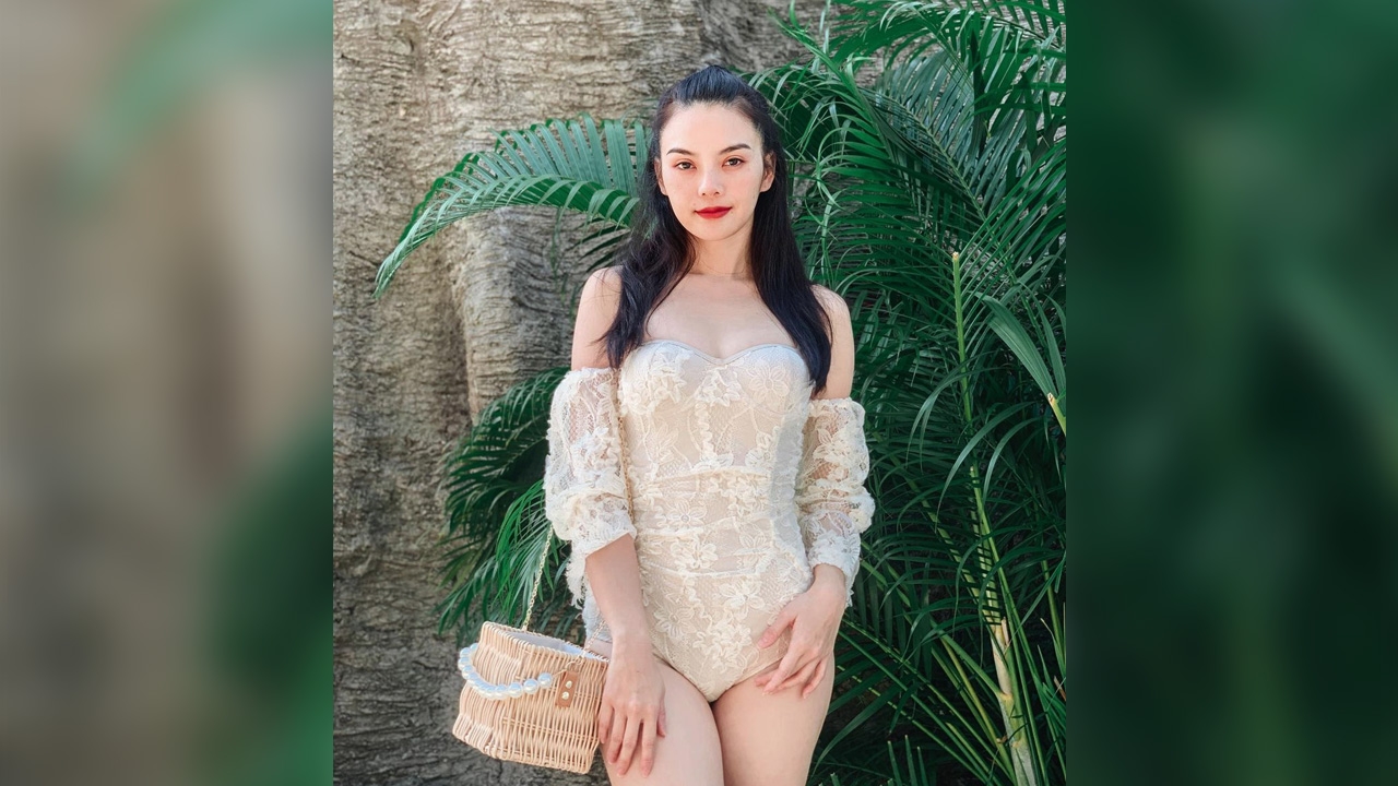 หลิว อาจารียา ทำแฟนคลับไม่ปลื้ม สลัดลุคหวานขอแซ่บในชุดว่ายน้ำลูกไม้สีขาว