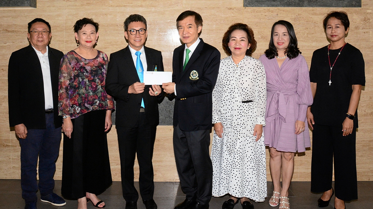 สมศักดิ์ ชลาชล ประธานกรรมการบริษัทชลาชล มอบเงินจำนวน 100,000 บาท ให้แก่ สราวุธ วัชรพล สมทบทุนมูลนิธิไทยรัฐ โดยมี วลีพร อิงธเนศ, วิเชน โพชนุกูล, ไพลิน ศิริพัฒน์ และ พรพรรณ พจนพริ้ง มาร่วมในพิธีด้วย ที่สำนักงาน นสพ.ไทยรัฐ วันก่อน.