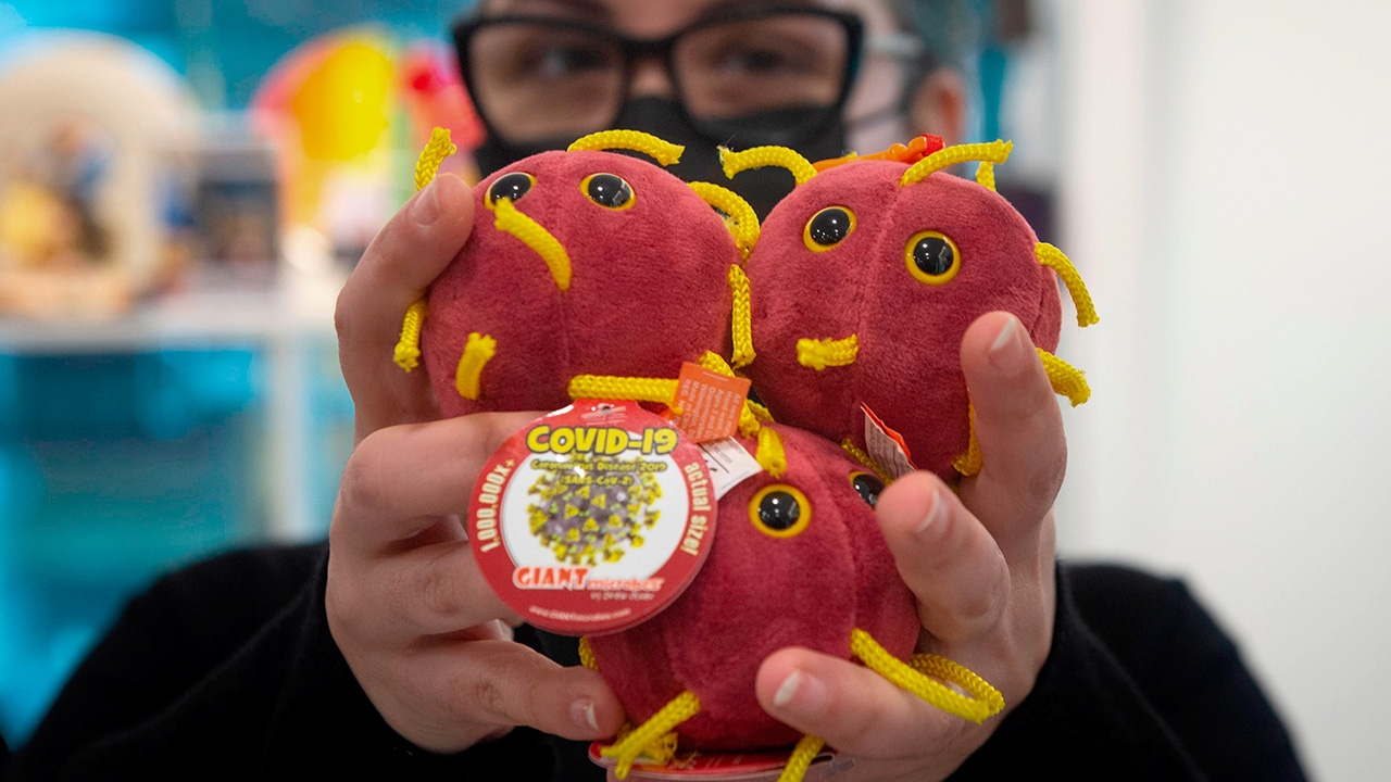 ร้านกิฟต์ช็อปในสเปน แนวคิดดีขายตุ๊กตา COVID-19 กำไรมอบให้การกุศล